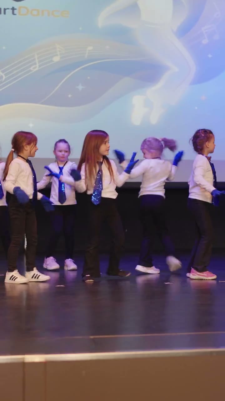 Die jüngsten Kinder bei ihrem Auftritt auf der SmartDance Show