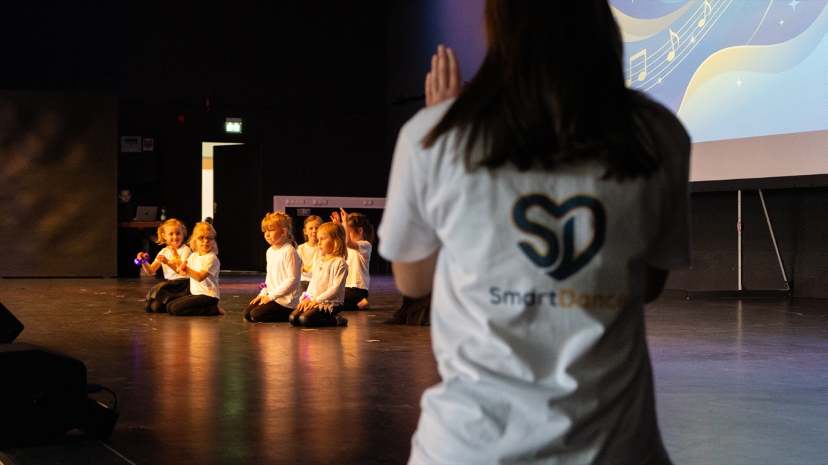 SmartDance-Trainerin übt mit einer Kindergruppe